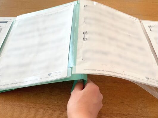 表紙を反対向きに折り曲げる