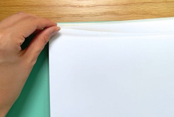 フラップに紙を挟む様子