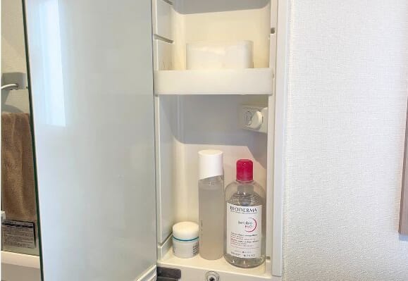 洗面台の鏡裏に収納した3種類のスキンケアアイテム